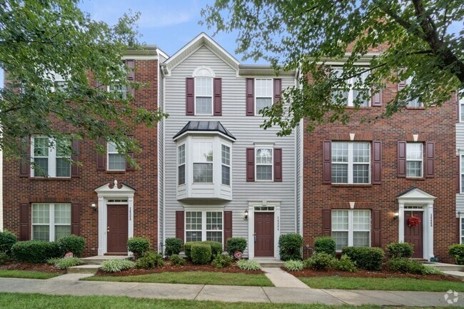 Building Photo - Newly remodeled townhome
