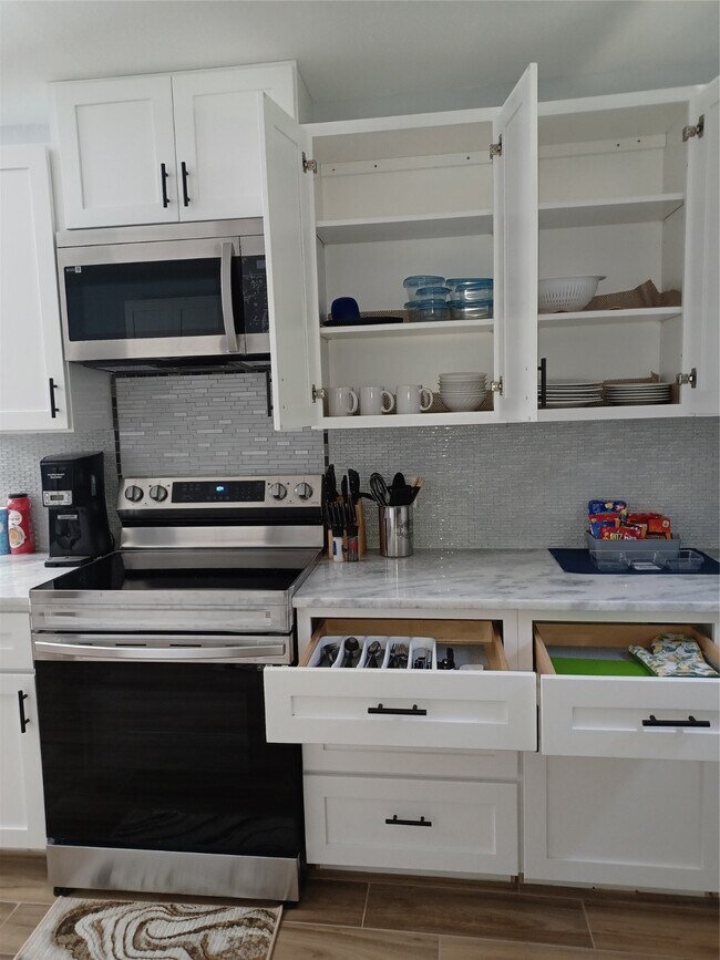 Photo - 5815 Schevers St