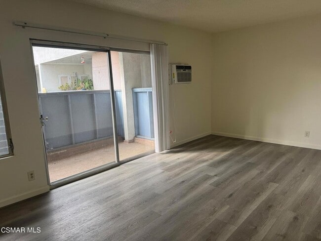 Photo - 13507 Victory Blvd Unidad 11