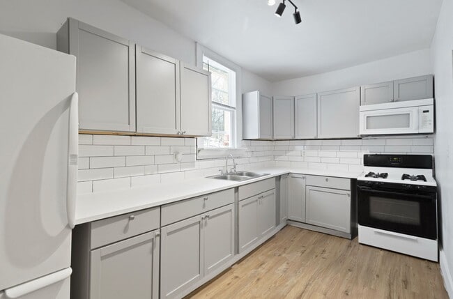 Building Photo - Carnegie - 2 Bedroom 1 Bathroom - Updated ... Rental