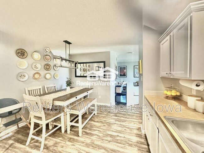 Photo - 832 SW Springfield Dr