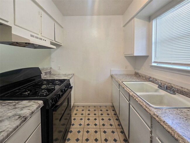 Photo - 3714 Ave S Unidad 8