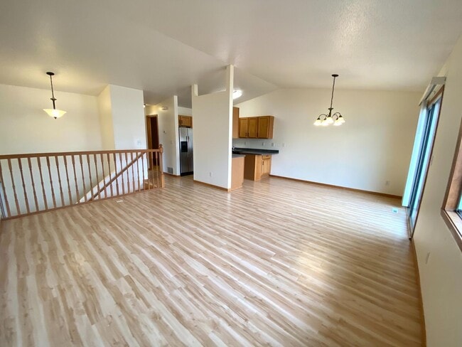 Photo - 3 bed Twinhome!!