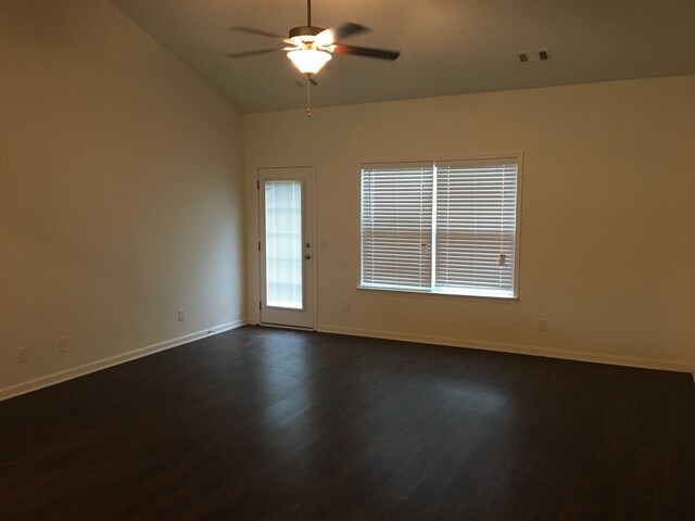 Photo - 209 Crooked Oaks Dr