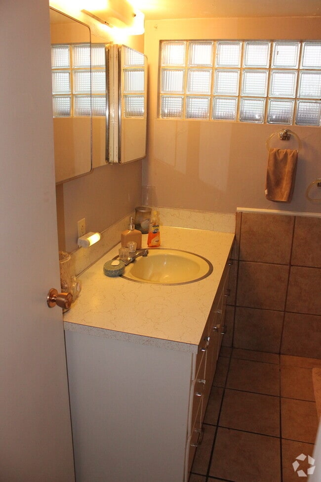 Building Photo - 274 N 300 W Unit Downstairs Rental