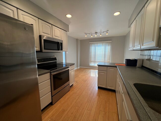 Photo - 919 Putnam Blvd