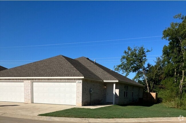 Building Photo - 3 bed 2 bath 2 car garage with fenced back... Rental