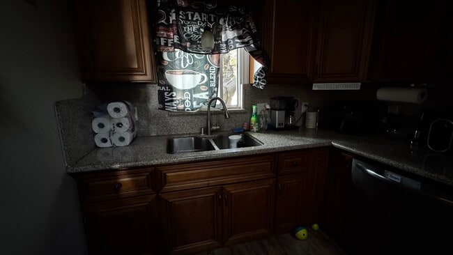 Photo - 16629 Victory Blvd