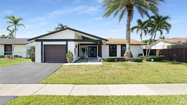 Building Photo - 16887 Royal Poinciana Dr Rental