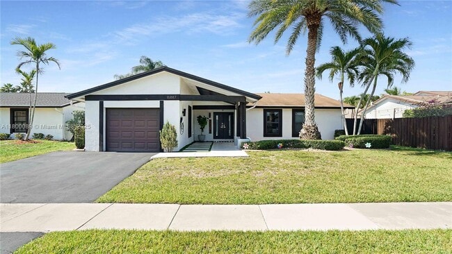 Photo - 16887 Royal Poinciana Dr House