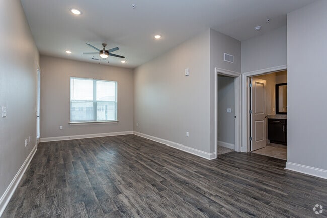 2 BR, 2 BA -1,048 SF
