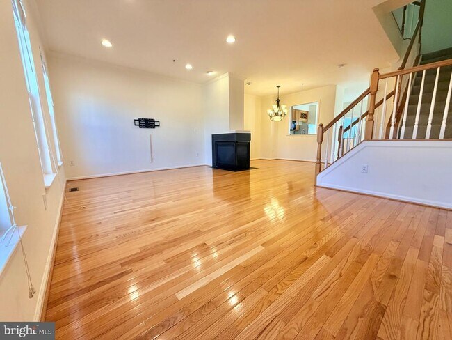 Photo - 9710 Washingtonian Blvd