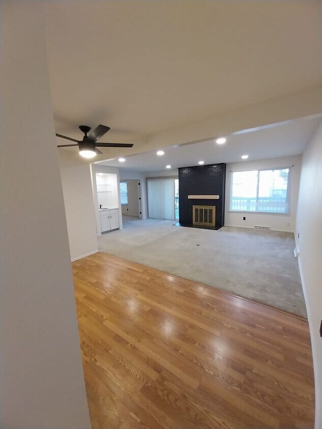 Updated 2 bed 2 bath condo with 1 car gara... - Updated 2 bed 2 bath condo with 1 car gara...