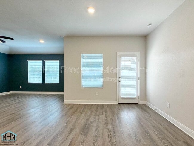 Photo - 1405 Redwood Crk