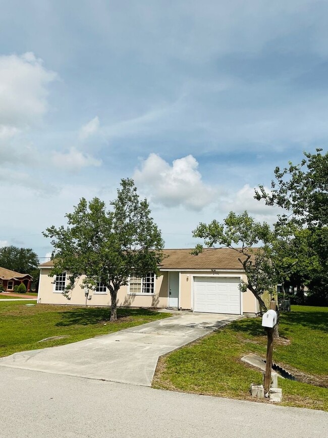 Building Photo - EAST  of U S hwy 1.    Interior  fully ren... Rental