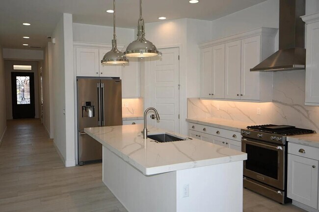 Photo - 820 E Ashurst Dr