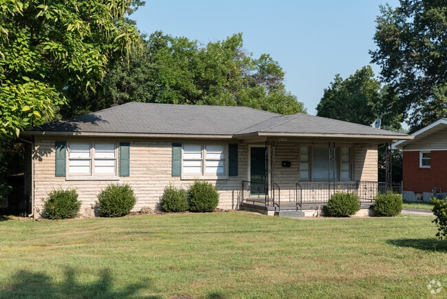 Building Photo - Super 3-brm stone ranch with basement, det... Rental