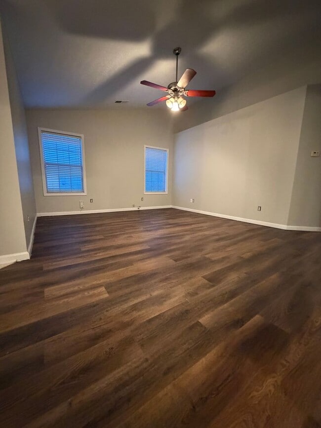 Photo - 3 Bedroom Available Now!