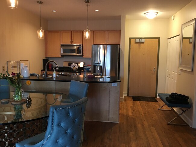 Kitchen/Living room - 5570 Centre Ave Unit 311