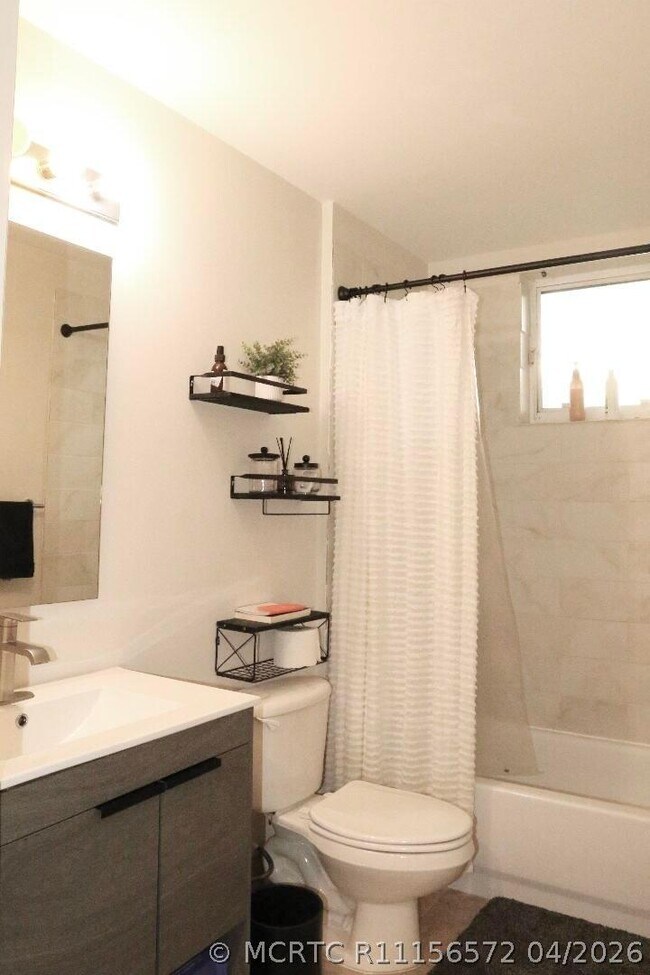 Photo - 2100 Greenview Shores Blvd