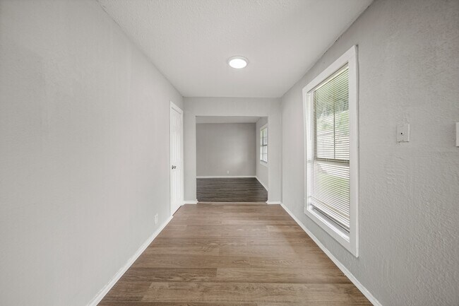 Photo - 1723 W 5th St