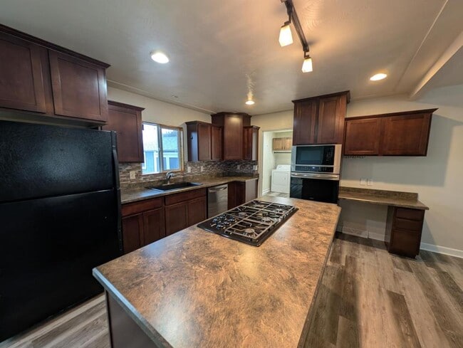 Photo - 1167 Westview Dr