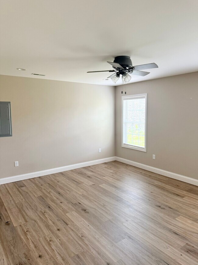 Photo - 295 Oak Grove Cir
