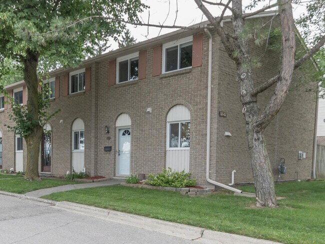 Building Photo - CORNER 3BD TOWNHOME ON SOUTHDALE RD W Unit 152