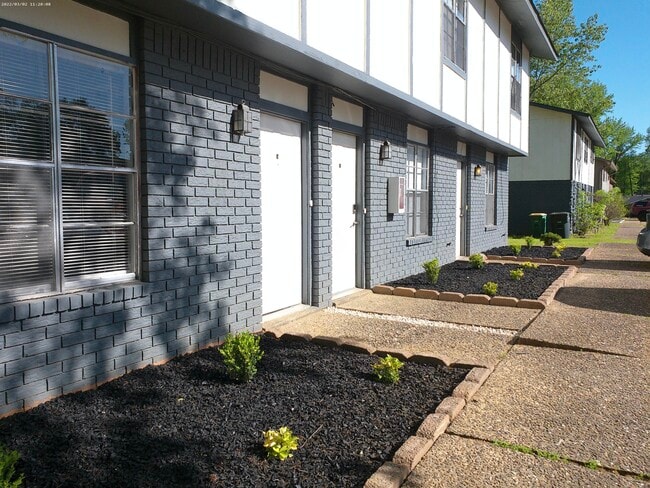Building Photo - 8302 Woodview Dr E Unit B Rental