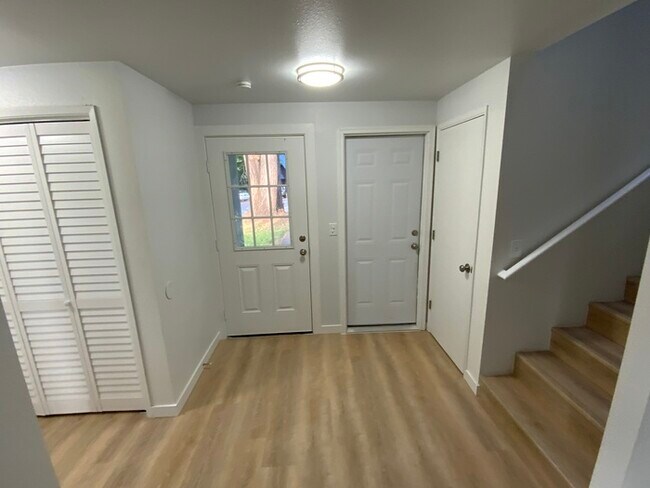 Photo - West Olympia 3bdr 1.5bath Townhome w/ garage & parking & addtional office