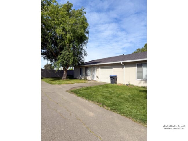 Photo - Spacious 2br/1ba, A/C, LRG. Bedroooms, Private Patio, Garage, New Fridge, NEW Dishwasher!!