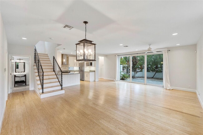Photo - 825 NE 17th Way