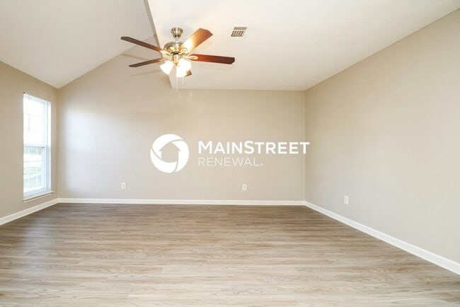 Photo - 3 Bedroom Pet-Friendly Home in La Vergne, TN with Main Street Renewal