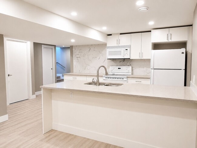 Photo - 15223 118 St NW