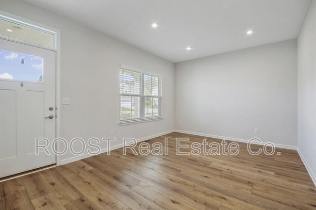 Photo - 380 Crownover Way