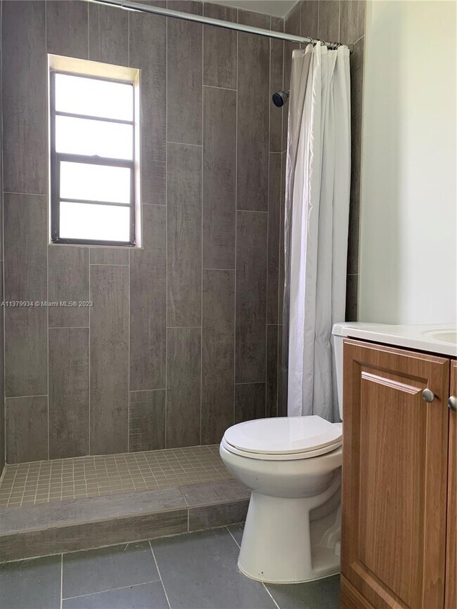 Photo - 1115 NE 10th St