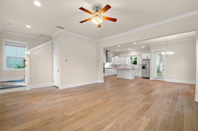 Photo - 99 Grande Pointe Cir