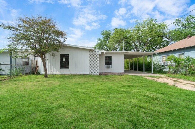 Building Photo - 407 Lovera Blvd Rental