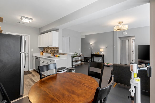 Photo - 4423 N Lawndale Ave Unit 1A