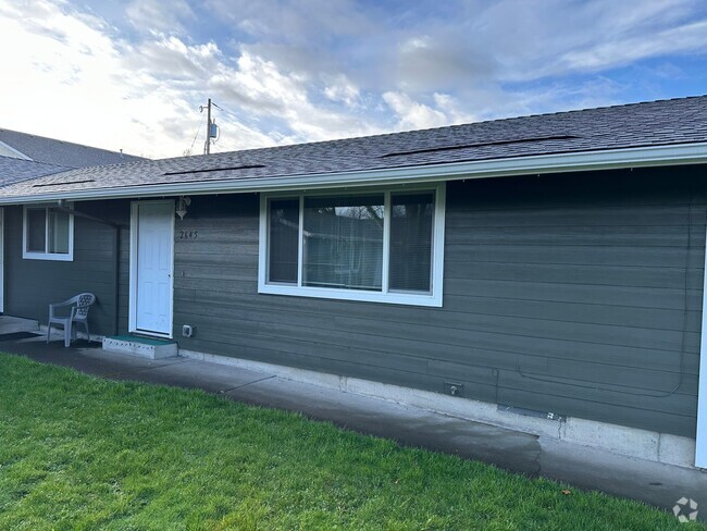 Building Photo - Nice clean unit of a duplex with a 1-car g... Rental