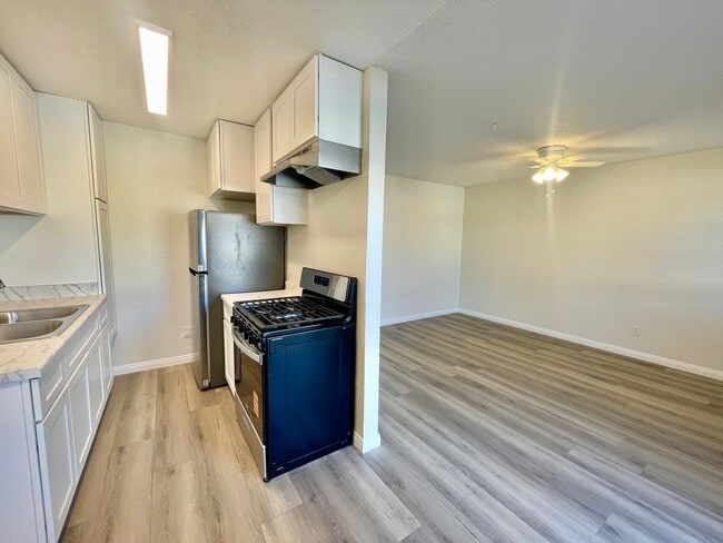 Building Photo - Charming 1-Bedroom Apartment in Prime Van Nuys Location - MOVE IN READY Unit 11