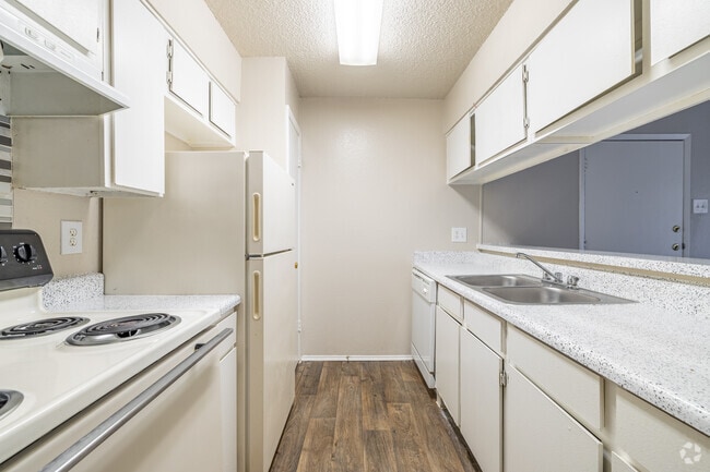 2BR, 2BA - 894SF - Kitchen