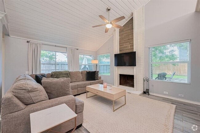 Building Photo - 8711 Pines Pl Dr Rental