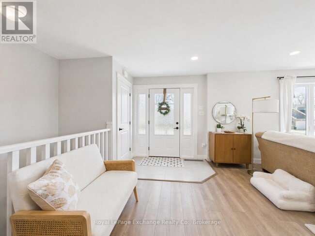 Photo - 966 Charles St