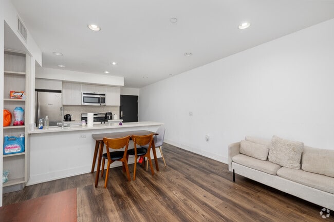 4BD, 3BA - 1,309SF - Living Room