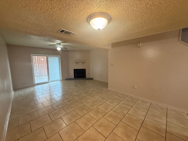 Building Photo - 2 bedroom 2 bath town home in a gated community