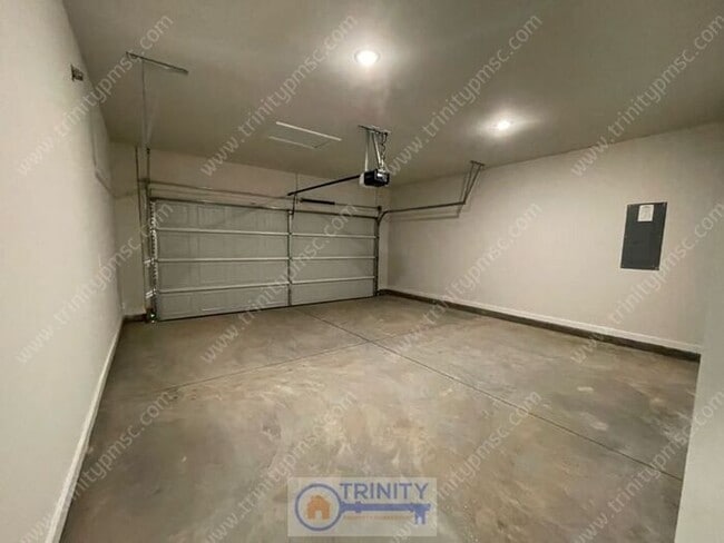 Photo - Beautiful and spacious! Ready for move in!