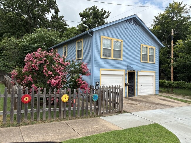 Building Photo - 215 W Jasper St