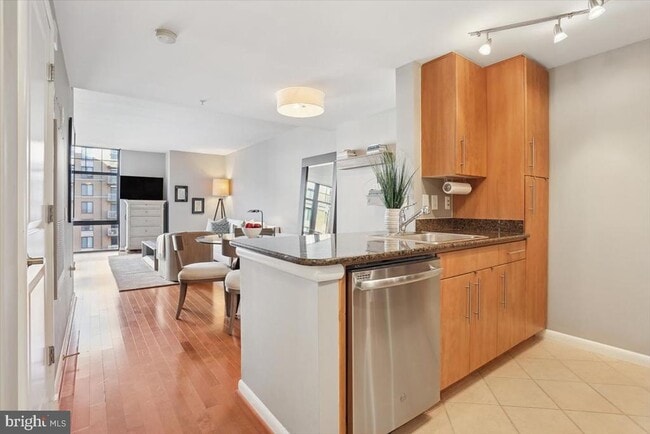 Building Photo - 1021 N Garfield St Unit 806