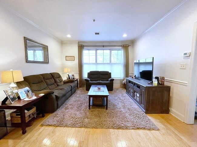 Building Photo - 501 9th St Unit 204